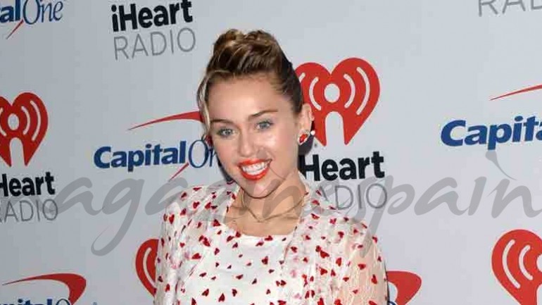 Miley Cyrus vuelve a sus looks más arriesgados