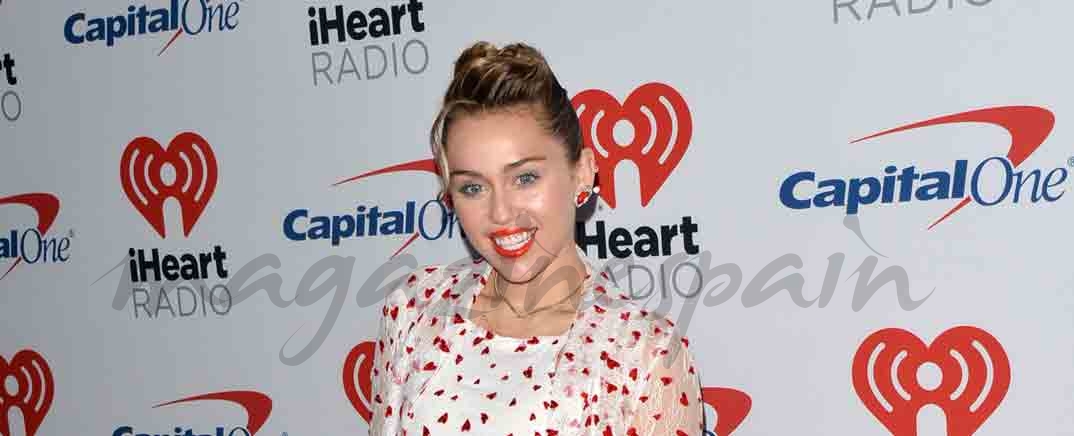 Miley Cyrus vuelve a sus looks más arriesgados