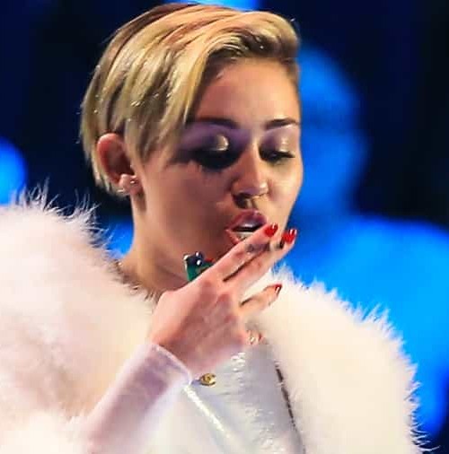 El “sospechoso” cigarrillo de Miley Cyrus