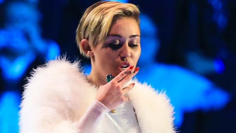 El «sospechoso» cigarrillo de Miley Cyrus