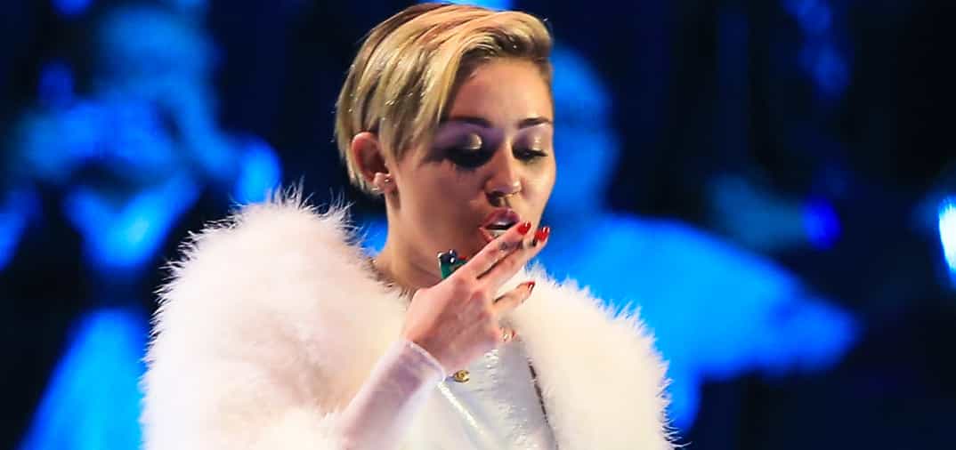 El “sospechoso” cigarrillo de Miley Cyrus