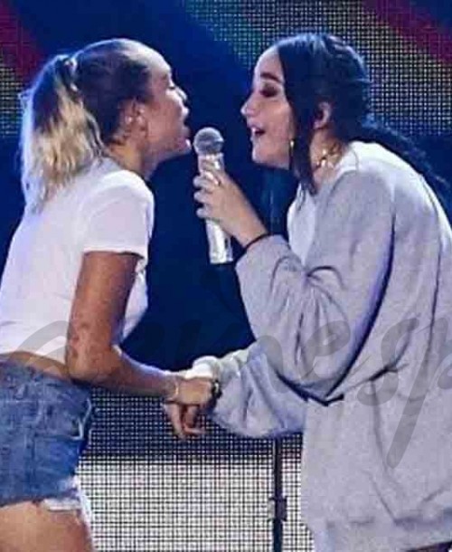 Miley Cyrus canta con su hermana Noah