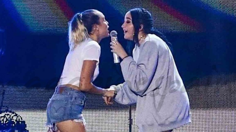 Miley Cyrus canta con su hermana Noah