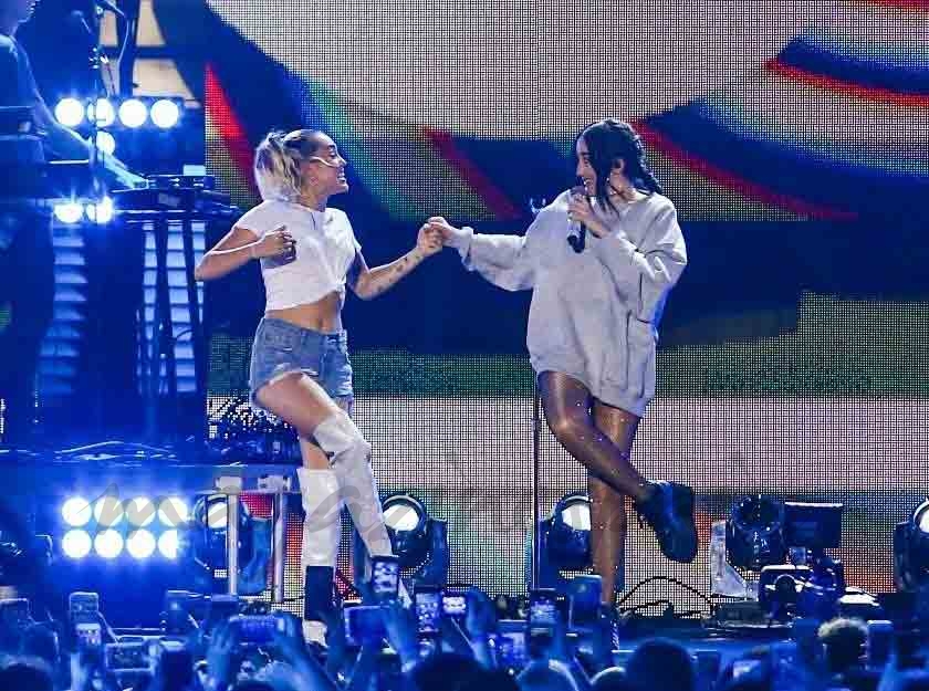 miley cyrus canta con su hermana