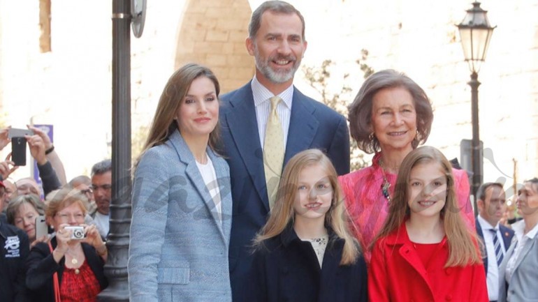 Los Reyes y sus hijas, en la tradicional misa de Pascua