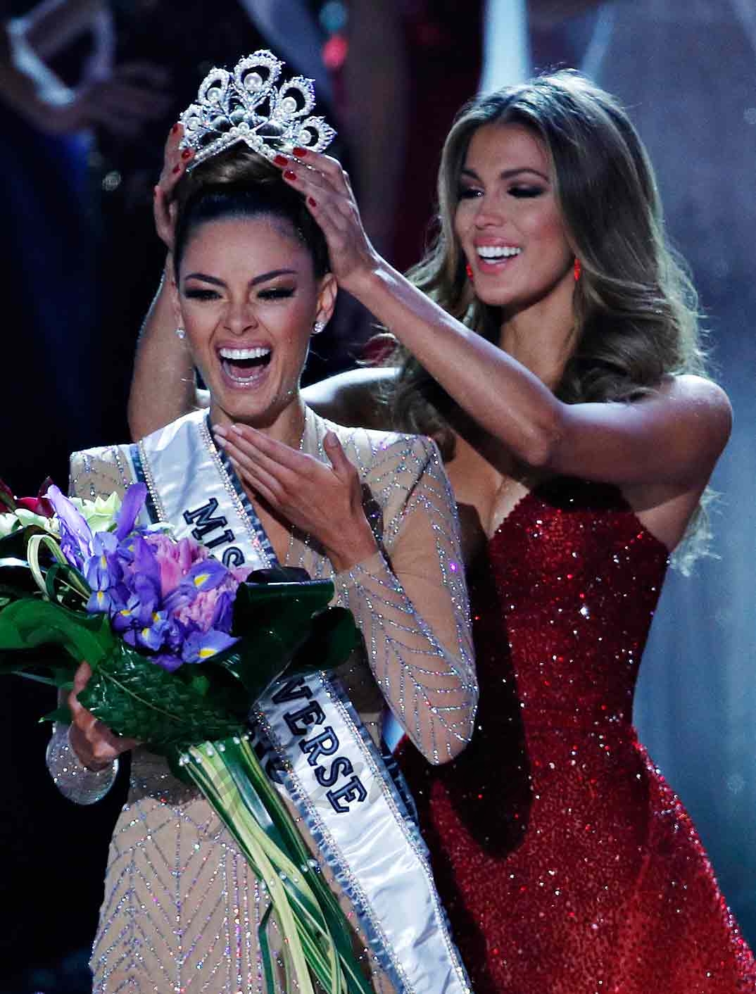 Ex Miss Universo Iris Mittenaere corona a la nueva Miss Universo Demi-Leigh Nel-Peters