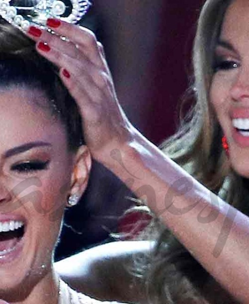 La sudafricana Demi-Leigh Nel-Peters coronada como nueva Miss Universo