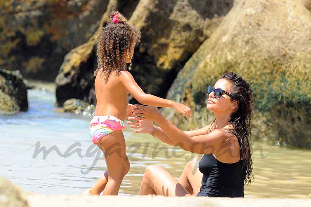 monica cruz y su hija vacaciones en las playas de cadiz