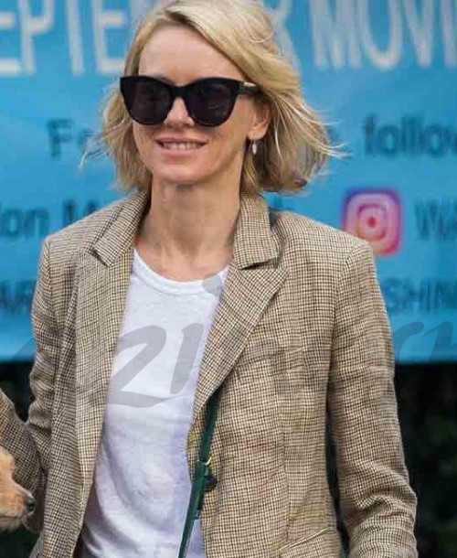 Naomi Watts paseo con sus hijos y los cachorros adoptados tras el huracán Harvey