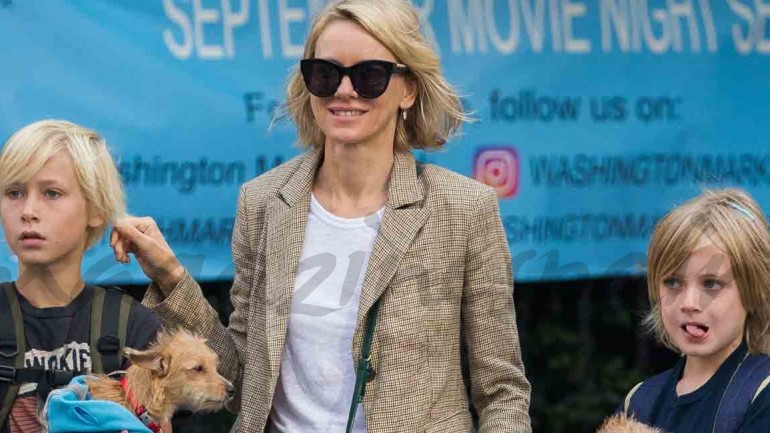 Naomi Watts paseo con sus hijos y los cachorros adoptados tras el huracán Harvey