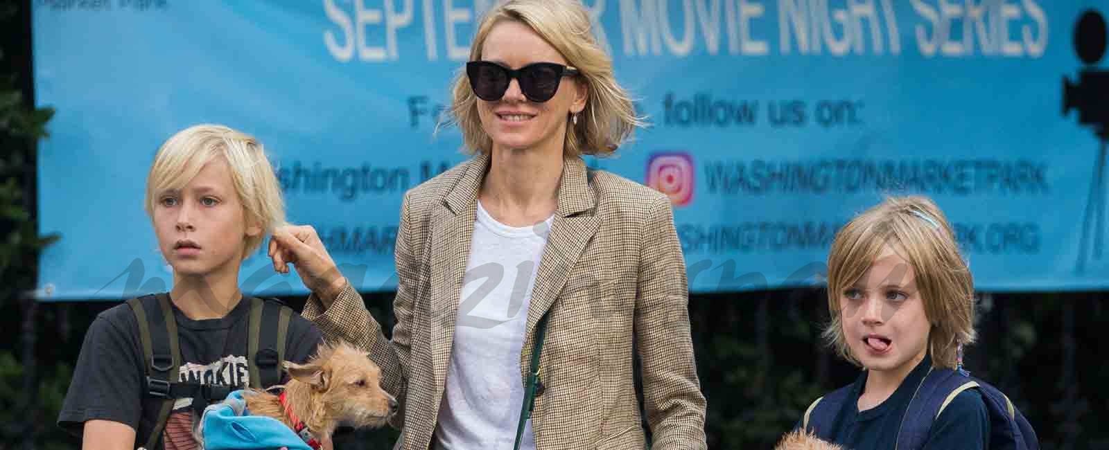 Naomi Watts paseo con sus hijos y los cachorros adoptados tras el huracán Harvey