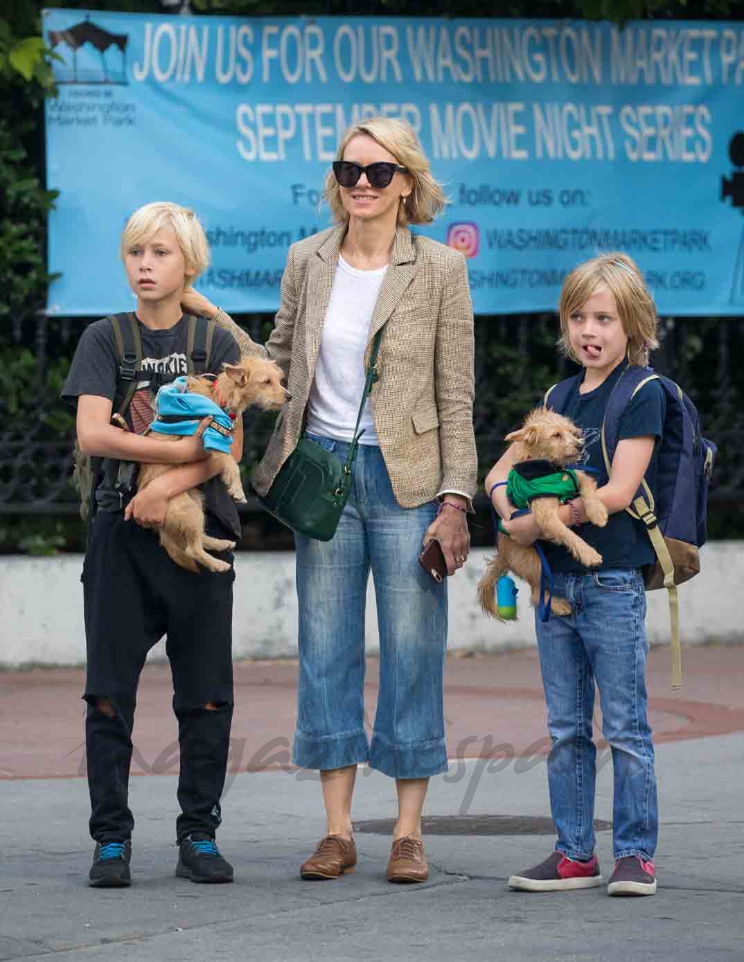 naomi watts con sus hijos