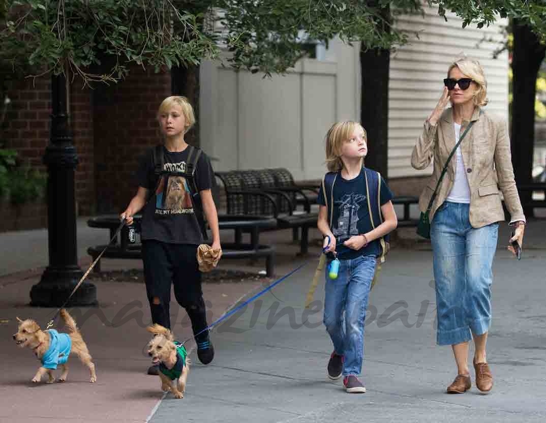 naomi watts con sus hijos