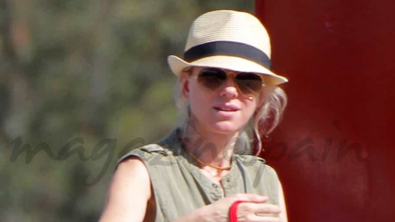 Naomi Watts, mamá a tiempo completo