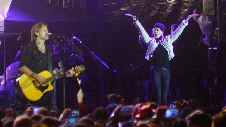 Nicole Kidman y Keith Urban juntos en el escenario durante Fin de Año