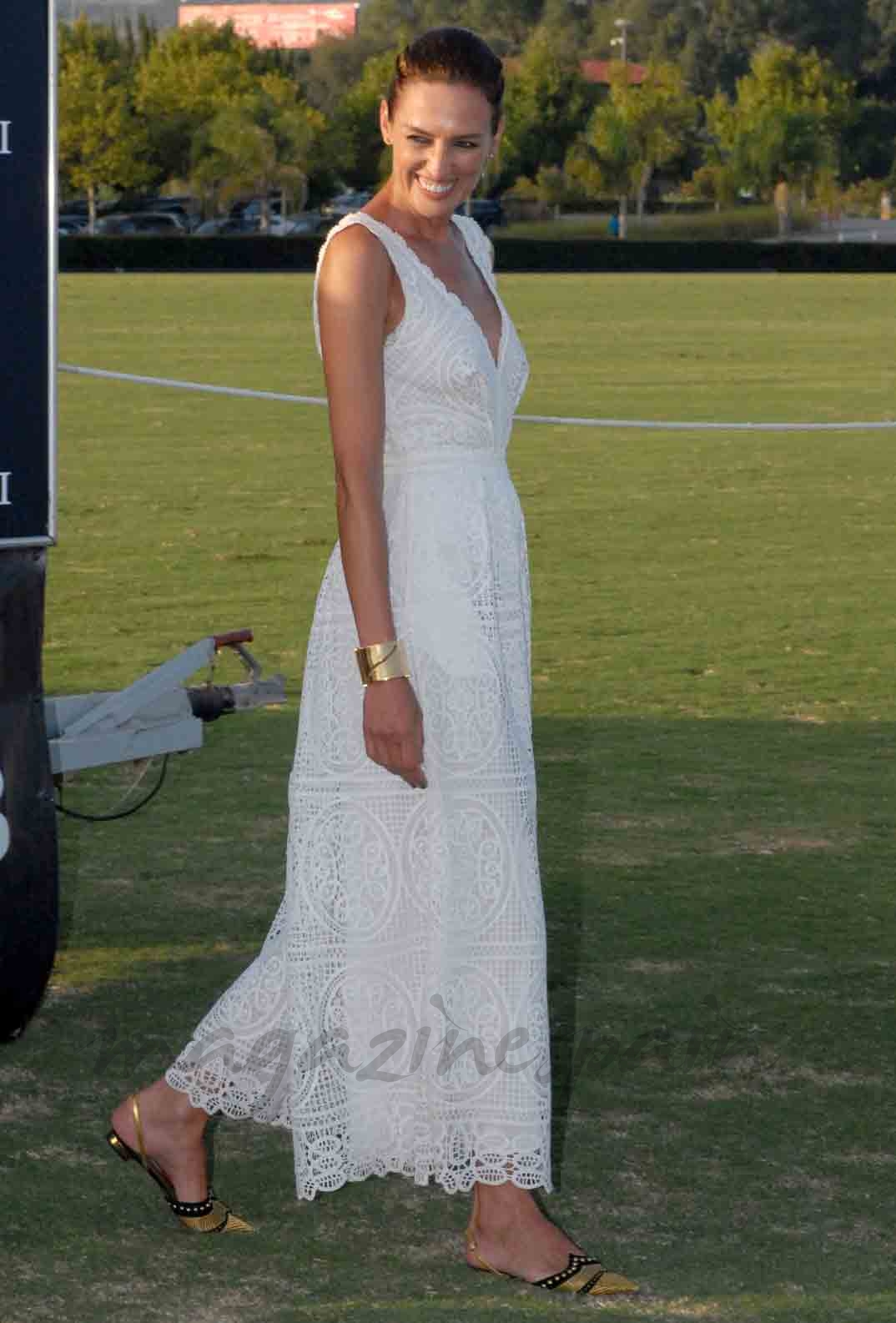 nieves alvarez entrega la copa maserati de polo