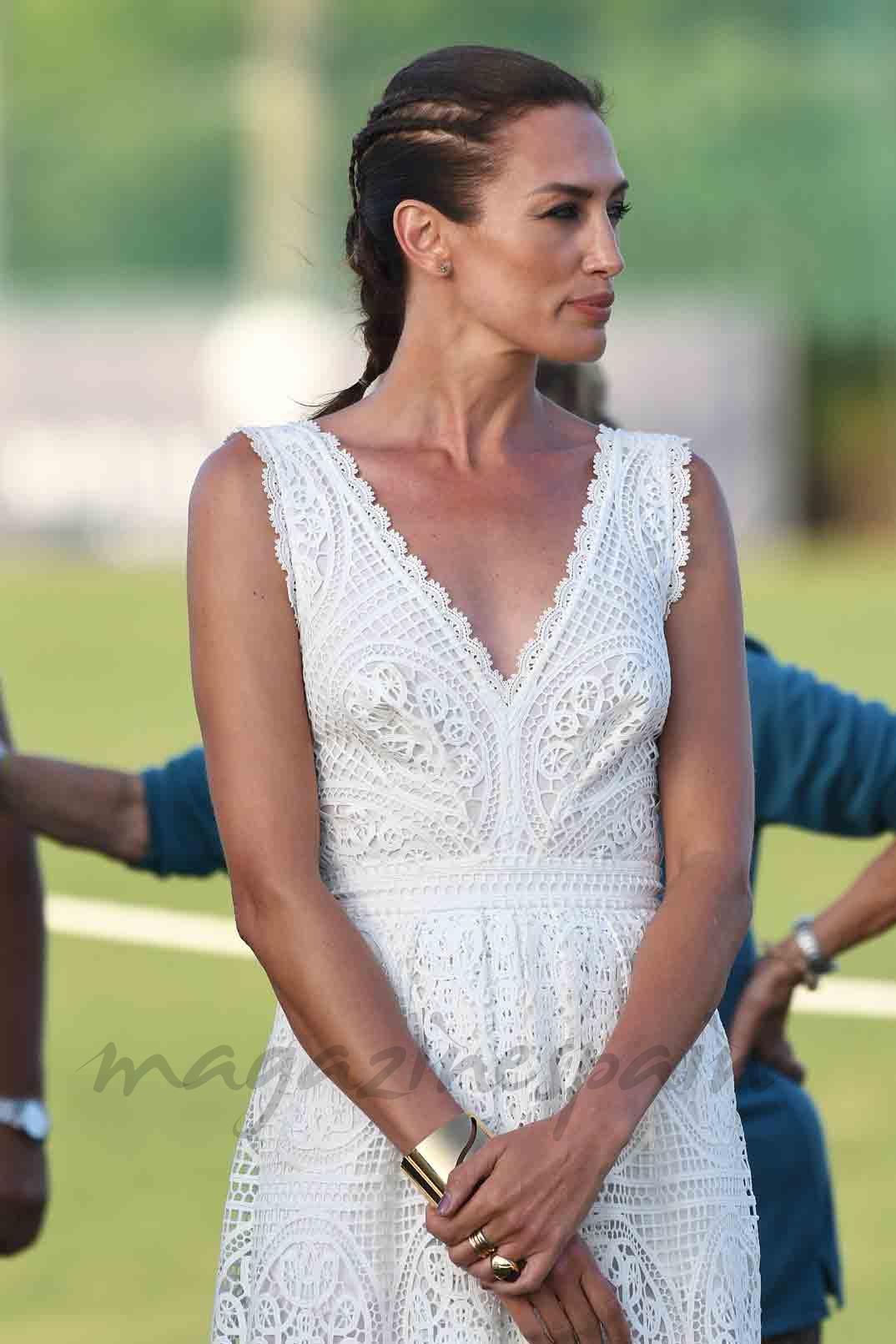 nieves alvarez entrega la copa maserati de polo