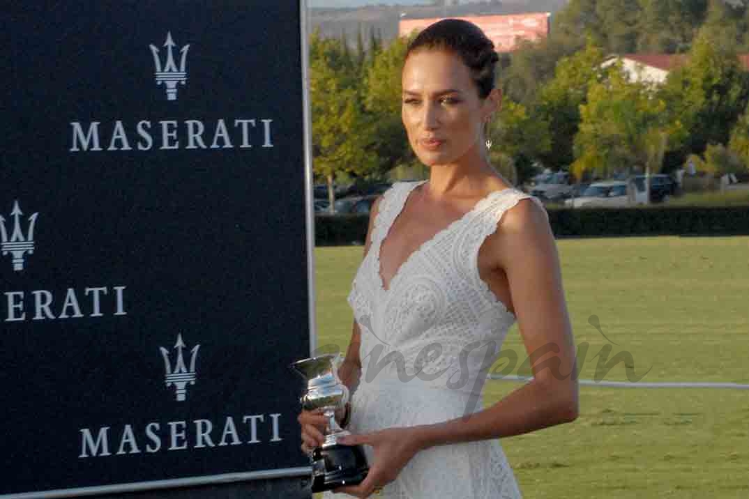 nieves alvarez entrega la copa maserati de polo