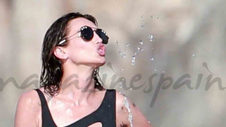Nieves Álvarez vacaciones en Ibiza con dos amigos