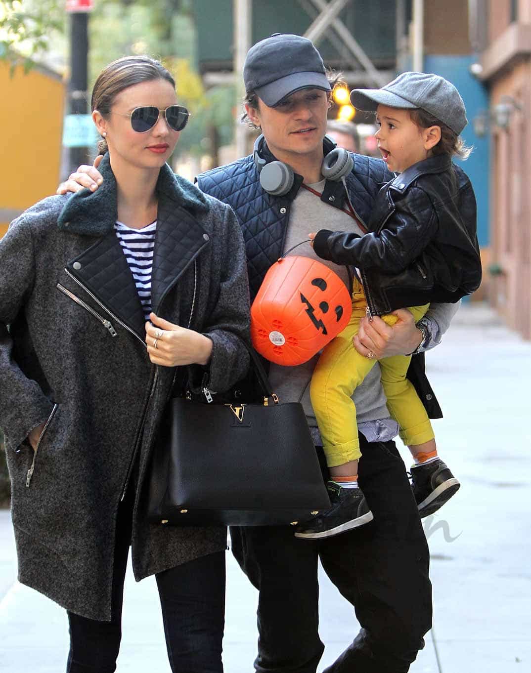 Orlando Bloom y Miranda Kerr con su hijo Flynn 
