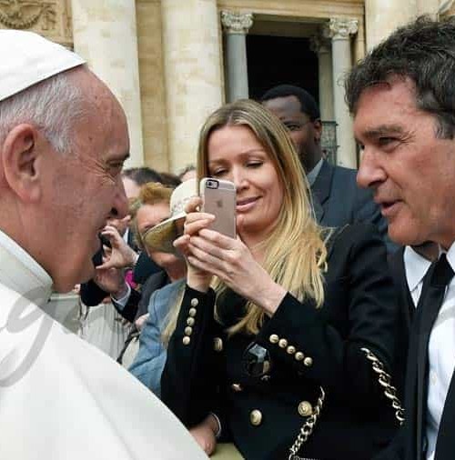 Antonio Banderas y su novia, recibidos por el papa Francisco