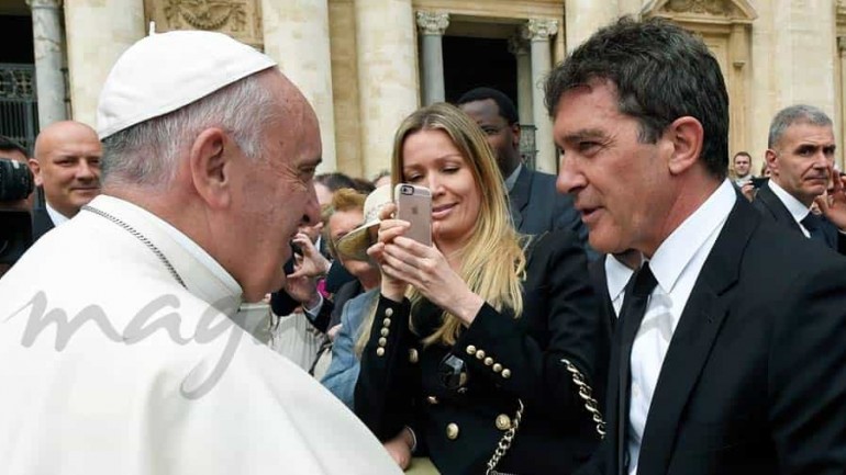 Antonio Banderas y su novia, recibidos por el papa Francisco