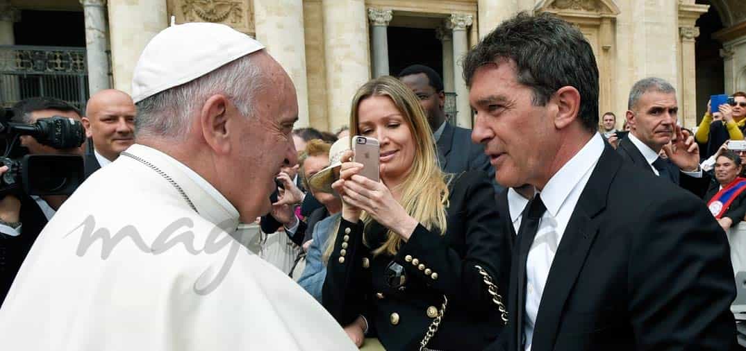 Antonio Banderas y su novia, recibidos por el papa Francisco