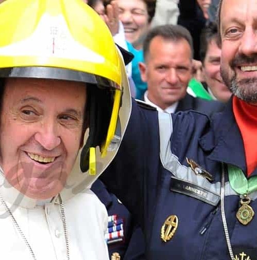 El papa Francisco, bombero