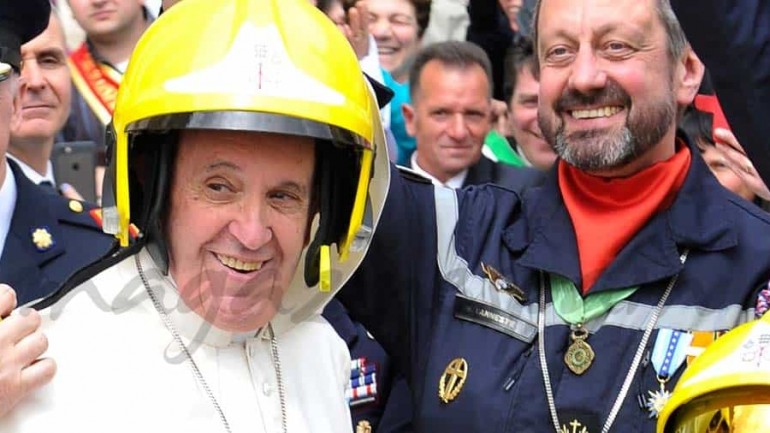 El papa Francisco, bombero