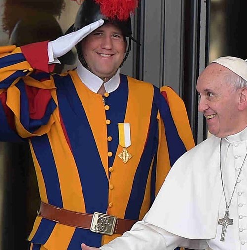 El Papa Francisco con su Guardia Suiza