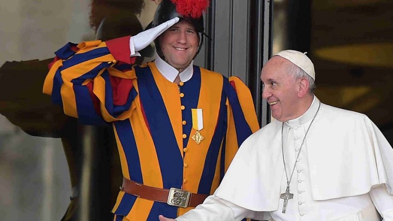El Papa Francisco con su Guardia Suiza
