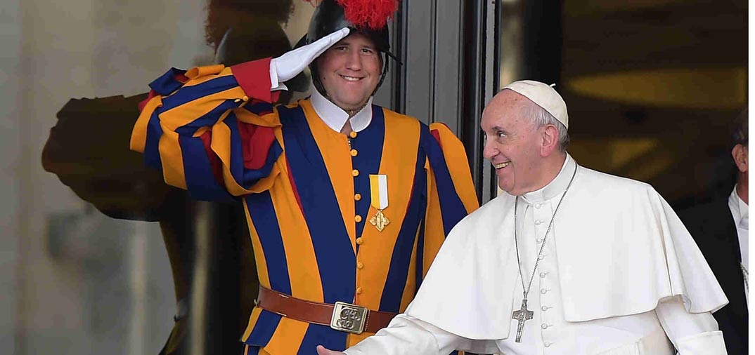 El Papa Francisco con su Guardia Suiza