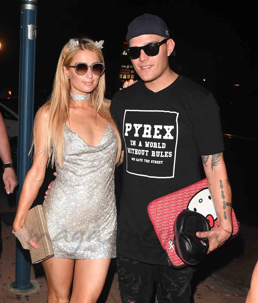 paris hilton y chris zylka en ibiza