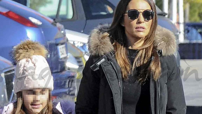 Paula Echevarría finaliza el rodaje de «Ola de crimenes» y se divierte con su hija