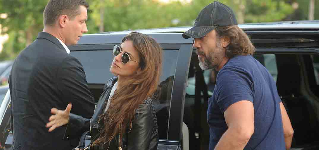 Penélope Cruz y Javier Bardem llegan al tanatorio