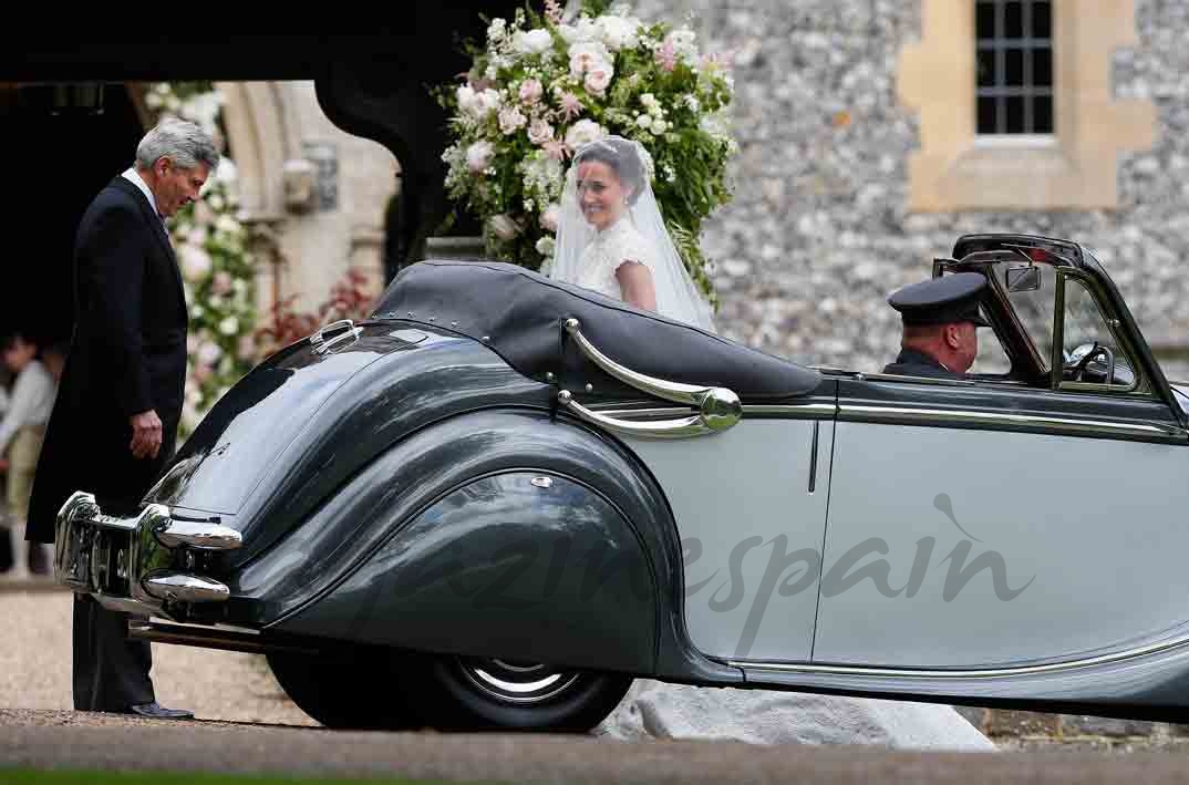 pippa middleton llega a la iglesia con su padre