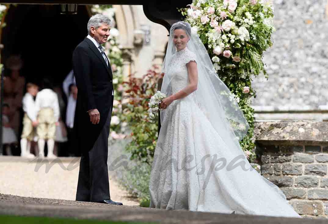 pipa middleton y michael middleton llegan a la iglesia