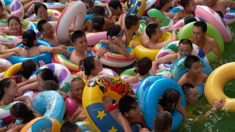 Mira a ver si encuentras un sitio en esta piscina