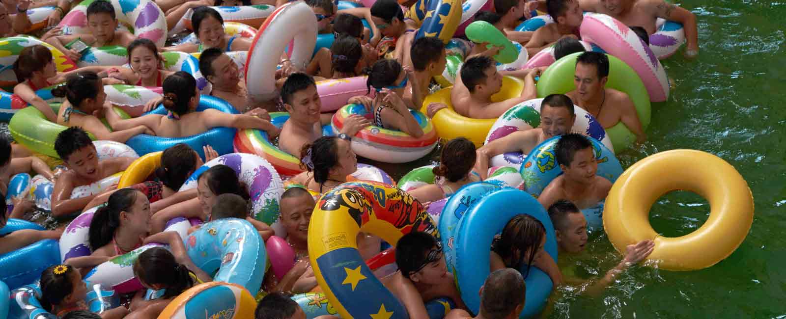 Mira a ver si encuentras un sitio en esta piscina