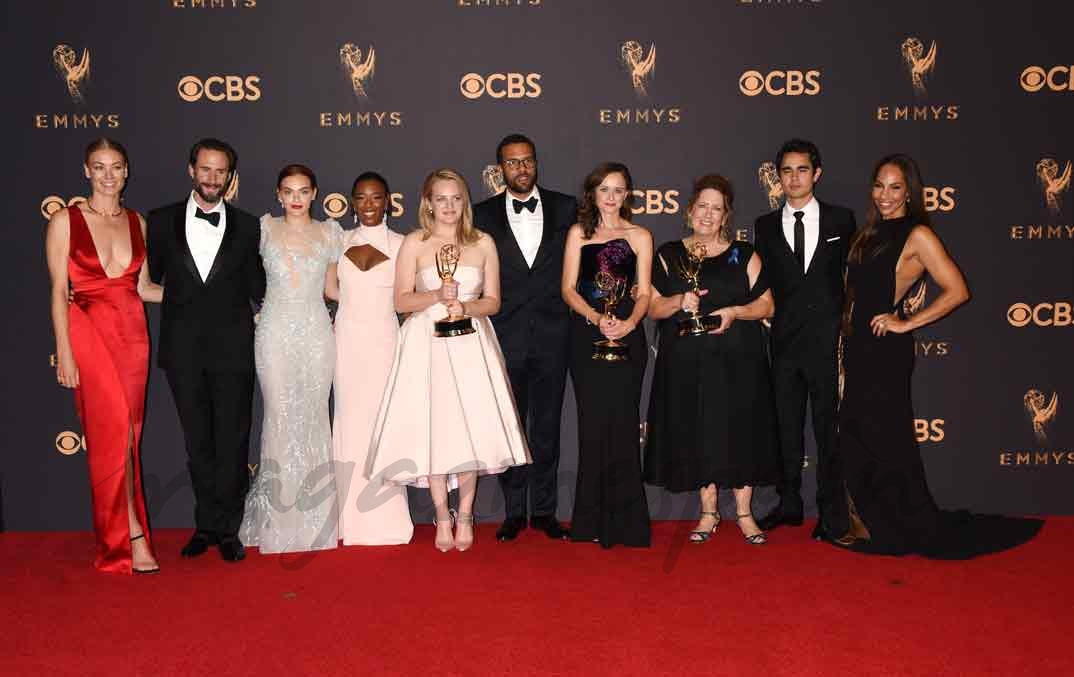 Yvonne Strahovski, Joesph Fiennes, Madeline Brewer, Samira Wiley, Elisabeth Moss, O-T Fagbenle, Alexis Bledel, Ann Dowd, Max Minghella y Amanda Brugel - 'The Handmaid's Tale'