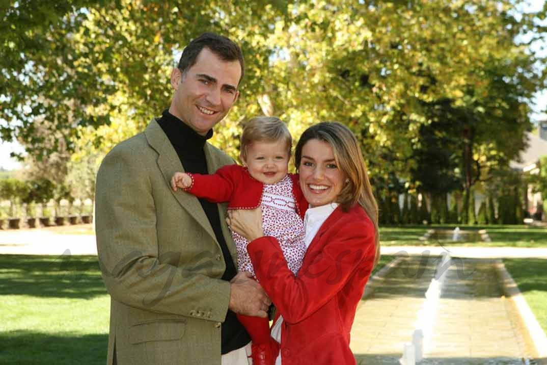 Los Reyes y la princesa Leonor en su primer cumpleaños © Casa S.M. El Rey