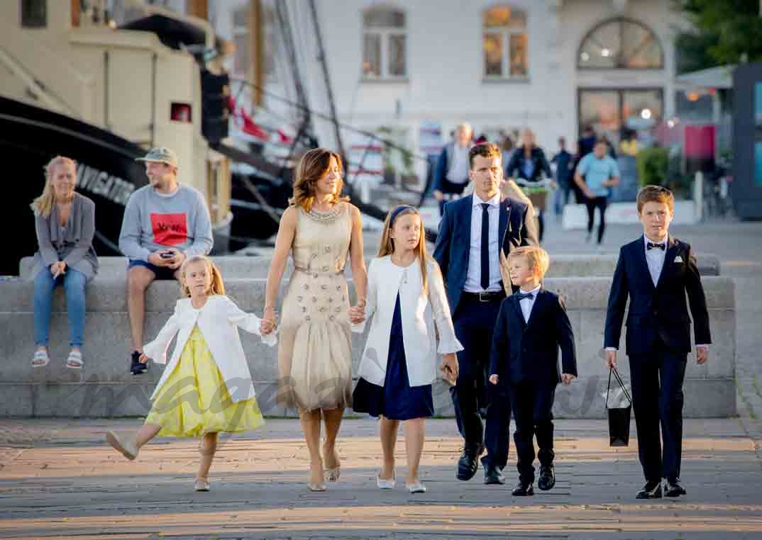 princesa mary de dinamarca con sus hijos