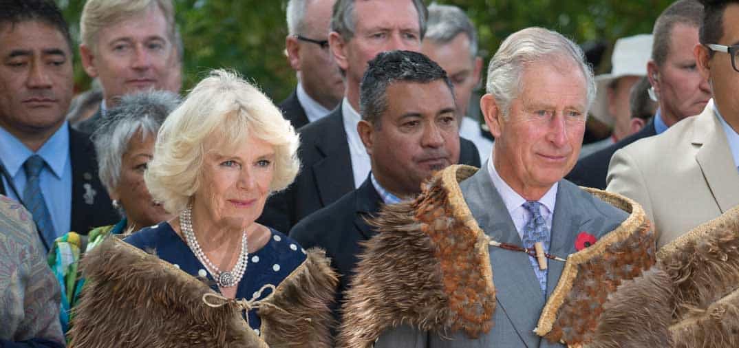El príncipe Carlos y Camila Parker con los maoríes