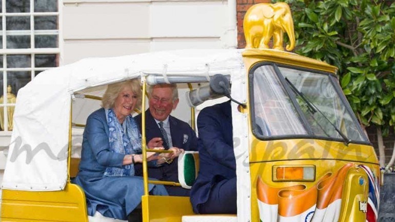 El príncipe Carlos y Camila Parker motorizados