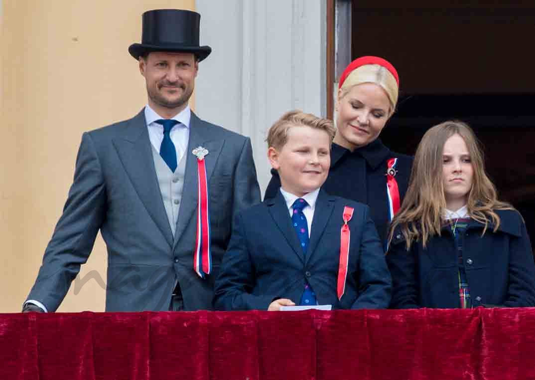 principes de noruega y sus hijos celebran dia nacional de noruega