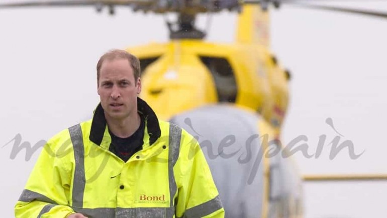 Primer empleo del príncipe William, copiloto de helicóptero