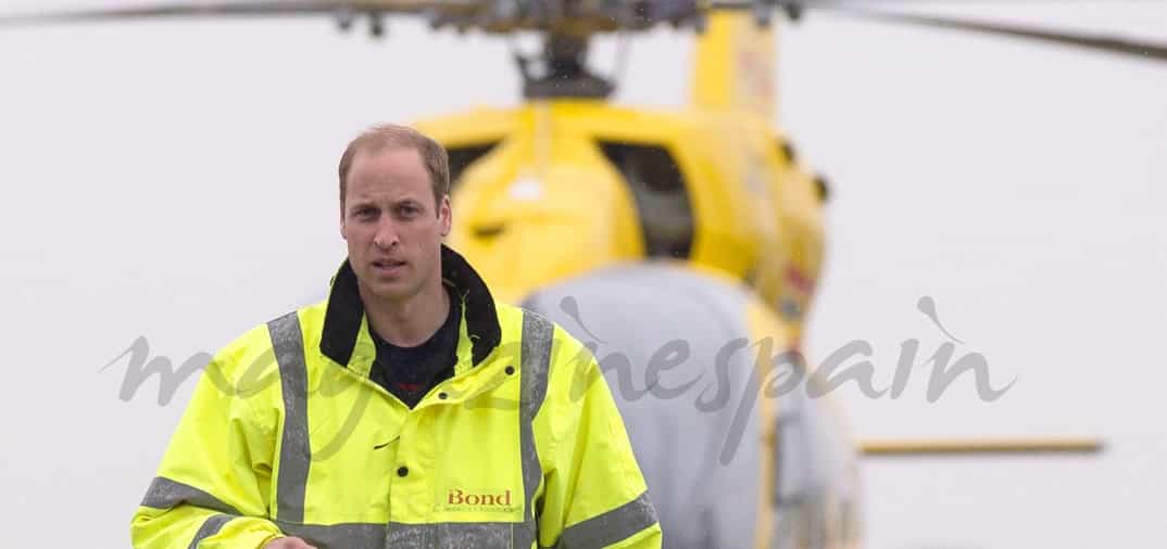 Primer empleo del príncipe William, copiloto de helicóptero