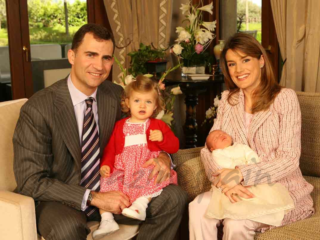 Boda Felipe de Borbón y Letizia Ortiz con sus hijas Leonor y Sofía (04/05/2007)