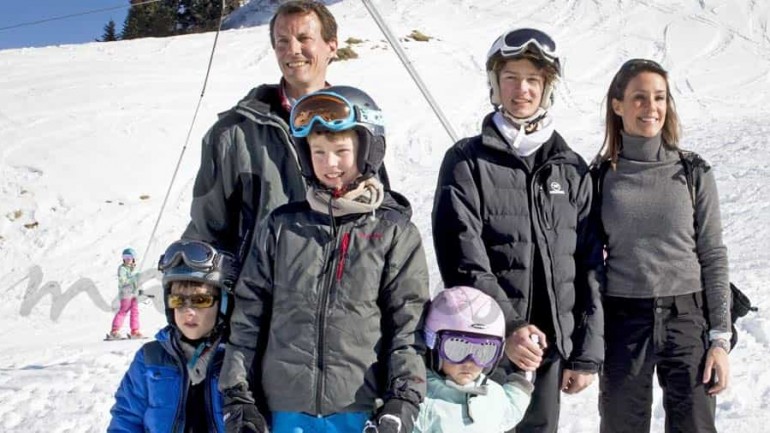 Los príncipes de Dinamarca se divierten en la nieve