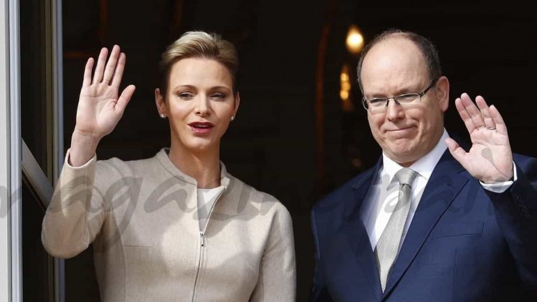 Alberto y Charléne de Mónaco celebran con sus hijos Santa Devota